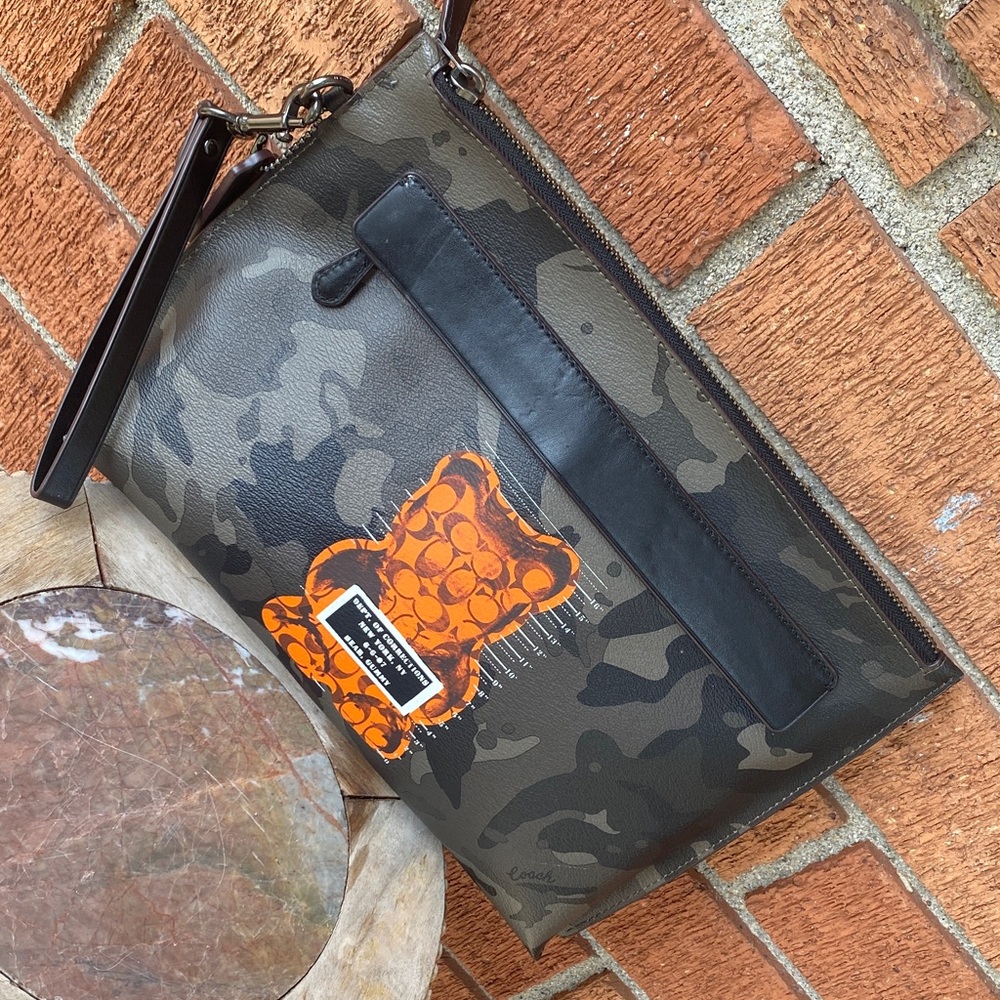 🖤🧡🐻‍❄️lovely Coach Vandal Gummy Bear Street Art Canvas Wristlet Clutch🖤🧡🐻‍❄️